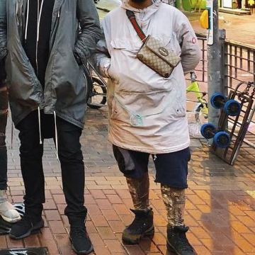el par de botas jordan 9 NRG usadas por un amigo de chancetherapper en su publicación de instagram