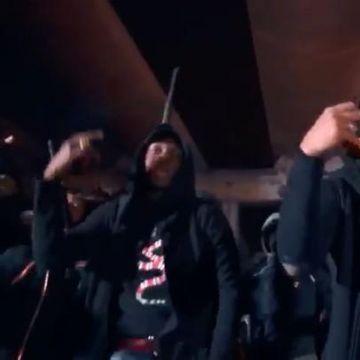 Le pull Gucci bleu avec serpent de Sultan sur son compte Instagrams