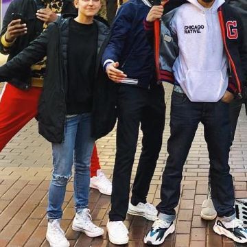 el par de chuck taylor all star que lleva el amigo del chancetherapper en su publicación de instagram