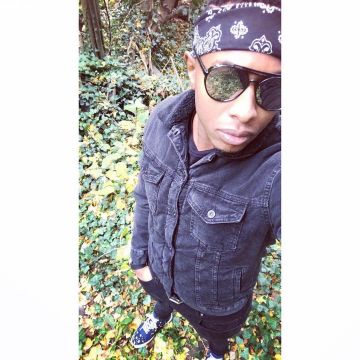 Chaqueta vaquera negra de Sultan en su cuenta de Instagram