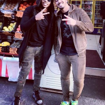 Zapatos Louboutin negros de Sultan con pedrería en su cuenta de Instagram