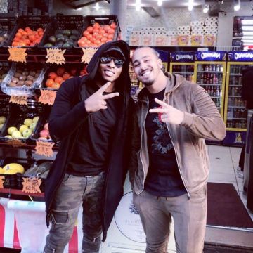 El largo chaleco negro del sultán en su cuenta de Instagram