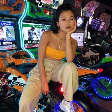 Le pantalon ample beige porté par Julia Dang vus sur instagram