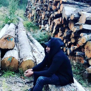 Le gilet noir long de Sultan sur son compte Instagram