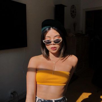 Le haut de maillot de bain jaune porté par Julia Dang vus sur instagram