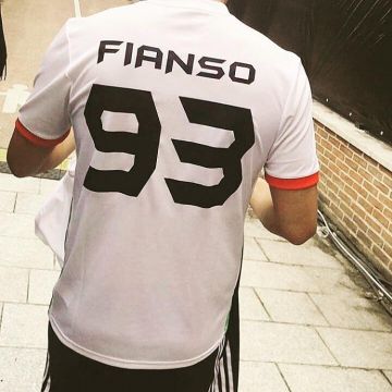 Los pantalones overcoat de Adidas que Fianso lleva en su cuenta de Instagram