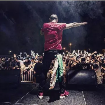 La paire de Nike Air Max 95 rouge que porte Fianso sur son compte Instagram