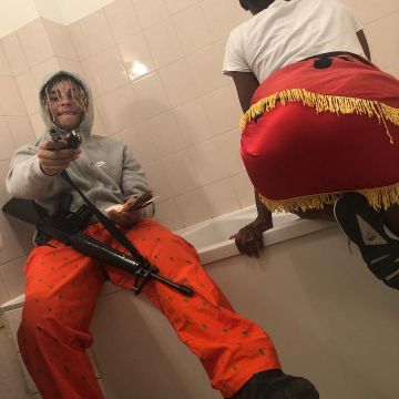 The sweatshirt with hood-grey-Nike Zola on his account Instagram @binkszola