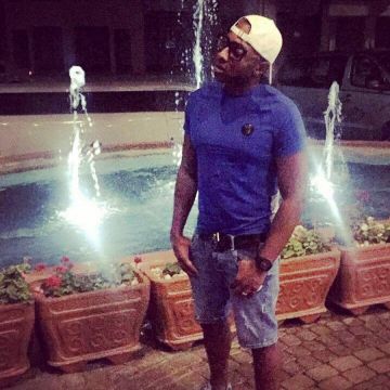 Gorra blanca newera blanca de Sultan en su cuenta de Instagram