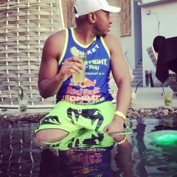 Gorra newera blanca de Sultán en su cuenta de Instagram