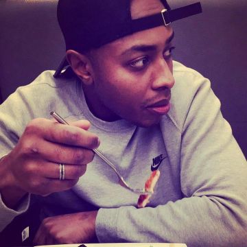 The sweat nike grey Sultan on his account Instagram