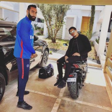 The survetement psg carried by The Weasel saw on the account Instagram of Alrima