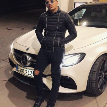 Las zapatillas negras altas y brillantes de Alrima efecto Balenciaga en su cuenta de Instagram