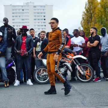 El par de zapatillas blancas balenciaga que aparecen en una publicación de Instagram de Alrima