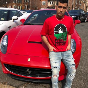The tee Supreme Terrordome red door the influencer and reselleur Kickz Malik on her Instagram
