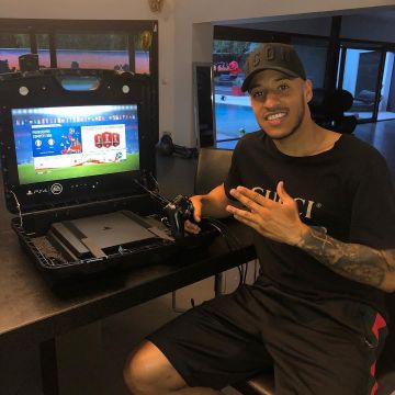 The oversize T-shirt with washed-out effect with Gucci logo that door Corentin Tolisso on his post Instagram 