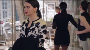 El chaleco beige con bordados negros Alexander Mc Queen usado por Jane Sloan (Katie Stevens) en The Bold Type S02E03