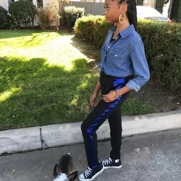 Les sneakers converse noires montantes de Skai Jackson sur son compte Instagram