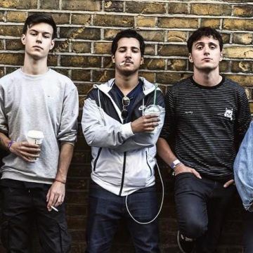 The tracksuit jacket grey Nike Windrunner of Sophyan posing with Hugo Dessioux aka Hugo All Alone in front of a wall on Instagram