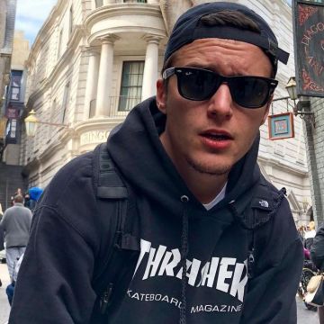 Sweatshirt hoody black, Thrasher Magazine Hugo Dessioux aka Hugo All Alone in the city on a post-Instagram @Hugotoutseul