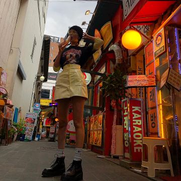 The skirt beige / yellow Ganni Denmark worn by Bella Hadid on Instagram during his trip in South Korea