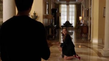 Christian Louboutin Red and Leopard Pump usado por Fallon Carrington (Elizabeth Gillies) como se ve en Dynasty S01E01