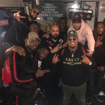 la gorra militar vista en la cuenta de Instagram de Naza