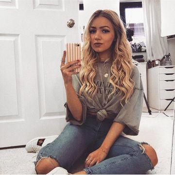 Los vaqueros azules rotos de Missalexandraax en su cuenta de Instagram