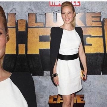 La Robe cape courte noire et blanche GIVENCHY Two tone cape effect crepe mini dress de Lucy Liu sur son compte Instagram