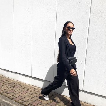 Le sac banane noir sur le compte Instagram de @maileakln