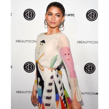 The long dress printed fantasy of Zendaya on her account Instgram