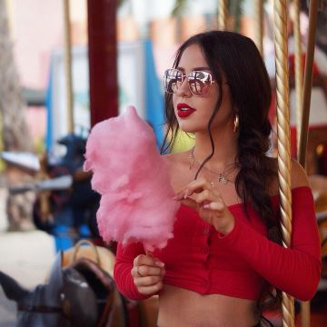 The Top red buttons worn by fannySNL on his Instagram