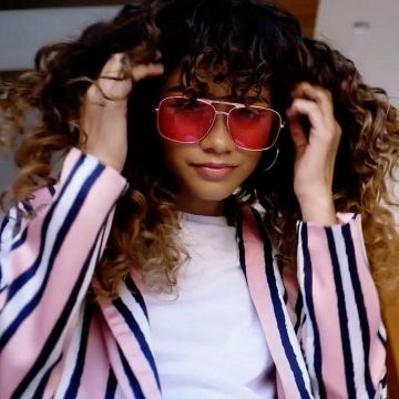 The jacket blazer with pink stripes for Zendaya on his account Instagram