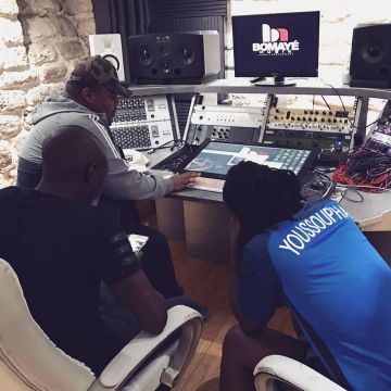 La gorra ny de Naza en su publicación de instagram