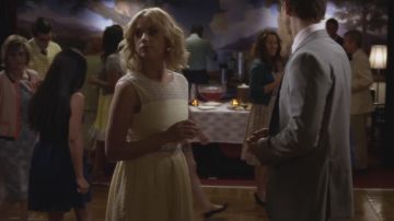 La robe jaune poussin Zara de Hanna Marin (Ashley Benson) dans Pretty Little Liars S03E06