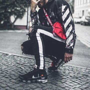 Sneakers black Nike Vapormax Off-White of the influencer Niklas Woyt on his Instagram