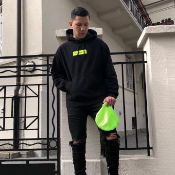 La sudadera negra Supreme box logo que lleva el influencer Amir Lzn en su Instagram