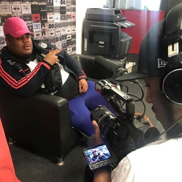 los pantalones azules de adidas vistos en la cuenta de Instagram de Naza