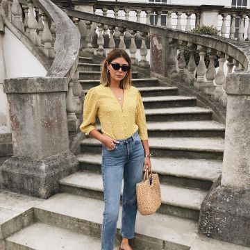 La blouse jaune à pois portée par emmahill vus sur son instagram