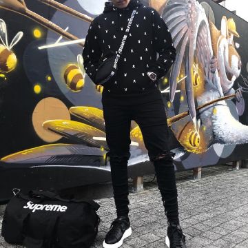 El bolso de lona supreme negro que lleva el influencer Amir Lzn en su Instagram