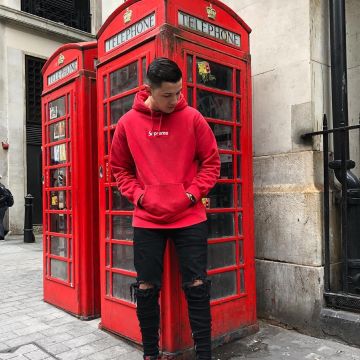 La sudadera roja Supreme que lleva el influencer Amir Lzn en su Instagram