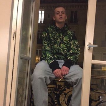 La sudadera con capucha SUPREME de Raphael Dagain en su cuenta de Instagram