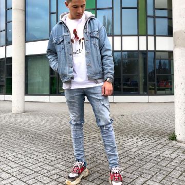 El Balenciaga Triple S gris y rojo que luce el influencer Amir Lzn en su Instagram