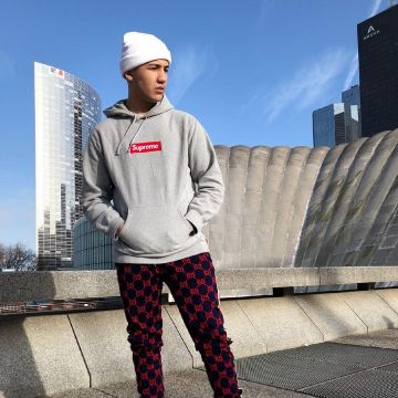 La sudadera con capucha Supreme gris y roja que lleva el influencer Amir Lzn en su Instagram