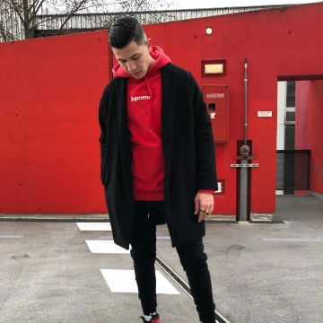 La sudadera con capucha roja que lleva el influencer Amir Lzn en su Instagram
