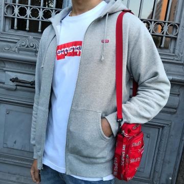 La camiseta con el logotipo de la caja Supreme x CDG usada por el influencer Amir Lzn en su Instagram