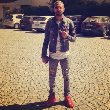 le jean gris Ri­chard Va­len­tine PA­RIS vu sur le compte Instagram de Naps