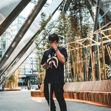 la camiseta Bape Colors Shark Tee Black vista en la cuenta de Instagram de Ari Petrou