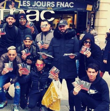 la casquette kenzo grise et noire vue dans le post instagram de naps