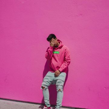 La sudadera con capucha con el logotipo de Supreme Box vista en la cuenta de Instagram de Ari Petrou